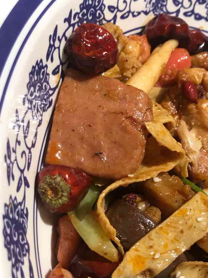 打分 卫生不行,午餐肉上有死蚊子,服务员一直在卖惨