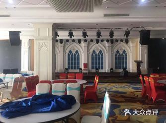 经过反复的沟通，为了让现场更加饱满、灵动，结合恒记厅