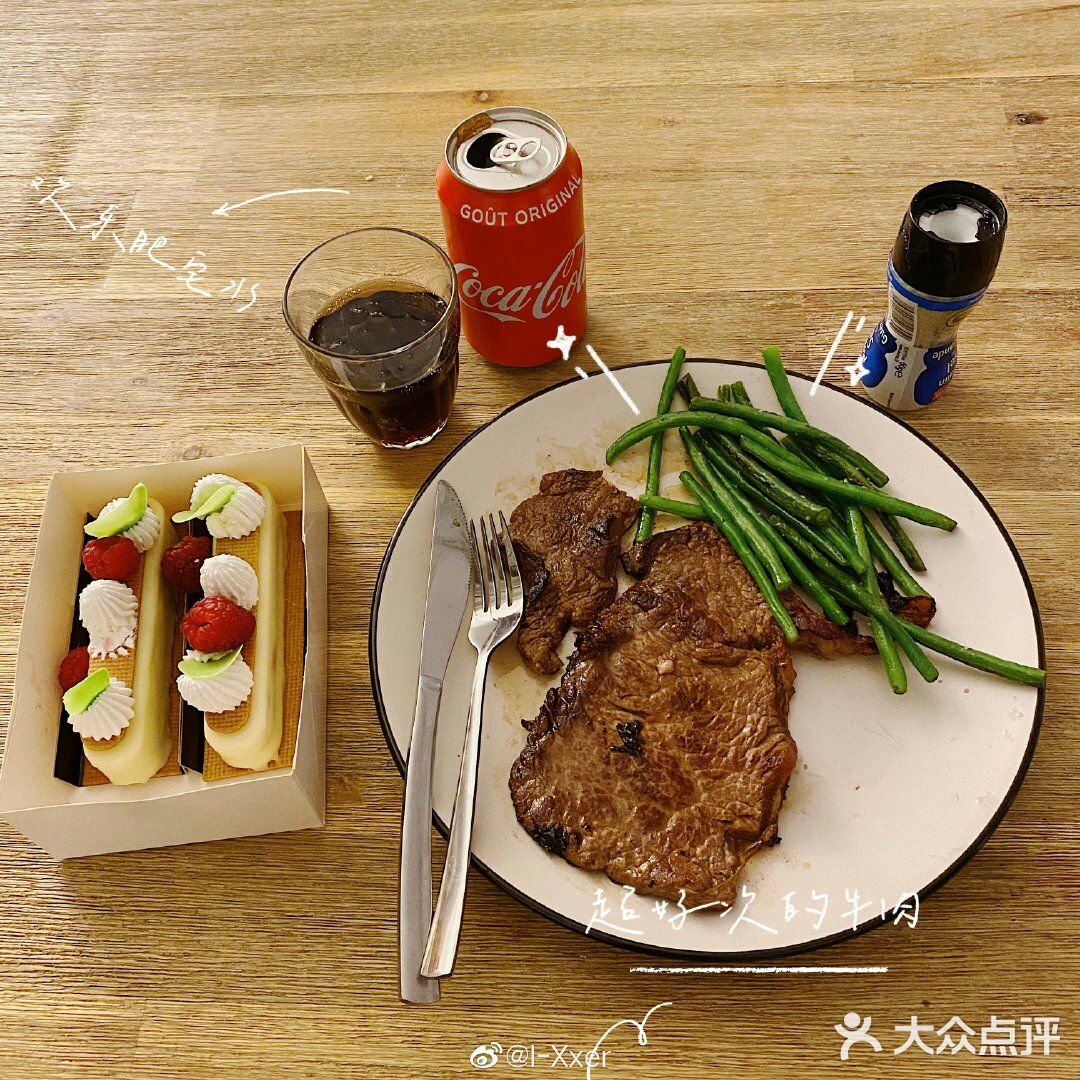 会哄小姑娘，会说俏皮话。他真的不像普通男生那样