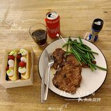 会哄小姑娘，会说俏皮话。他真的不像普通男生那样