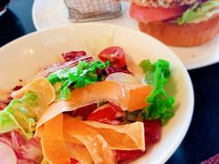 现切混合蔬菜沙拉-WOLFGANG PUCK KITCHEN & BAR(迪士尼小镇店)