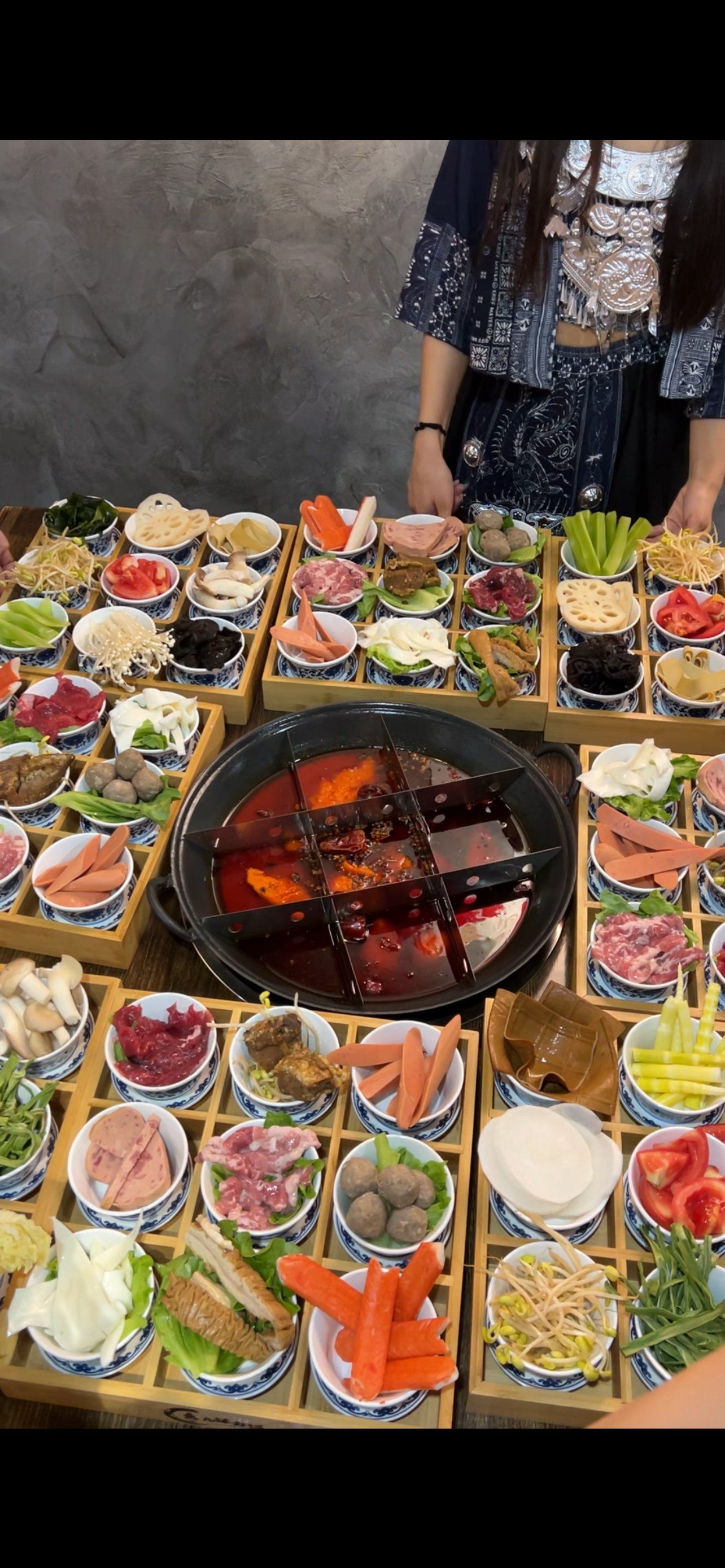 大快朵颐的火锅菜盘