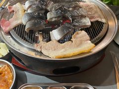 -围炉肉舍•炭烤活鳗•丹东海鲜烤肉(步行街店)
