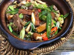五花肉炒豆腐干煲仔饭-文杰餐馆(南洪时尚风情街店)