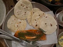 烟熏三文鱼配烤饺子皮和芥末籽酱-BOR Eatery(安福路店)