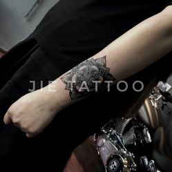 遮盖失败纹身 取名：万花筒 一次完成.所有线条渐变一根针搞定 可以近距离欣赏 纹身师：杰Tattoo刺青主理人 TianJinChina_中国天津-杰TATTOO刺青