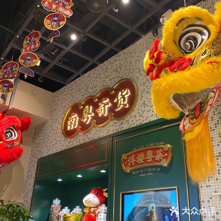 几个人完全吃不完，最赞的要数烧鹅，外脆里嫩，很香！
