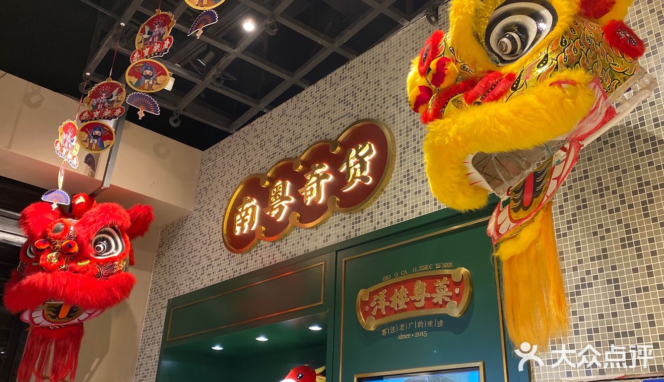 几个人完全吃不完，最赞的要数烧鹅，外脆里嫩，很香！
