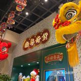 几个人完全吃不完，最赞的要数烧鹅，外脆里嫩，很香！