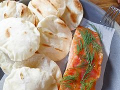 烟熏三文鱼配烤饺子皮和芥末籽酱-BOR Eatery(安福路店)