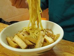 -松树干拌面店