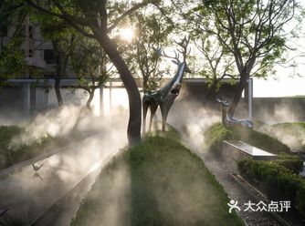 我们引入在地元素“南囿秋风”,打造一处“浮林秘境
