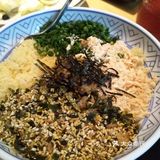 三角牛霖,店员一直帮忙在烤肉,外焦里嫩烤的好香哦