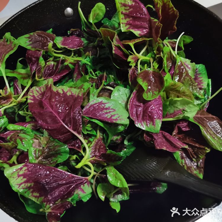 红红绿绿的蔬菜清炒红米西