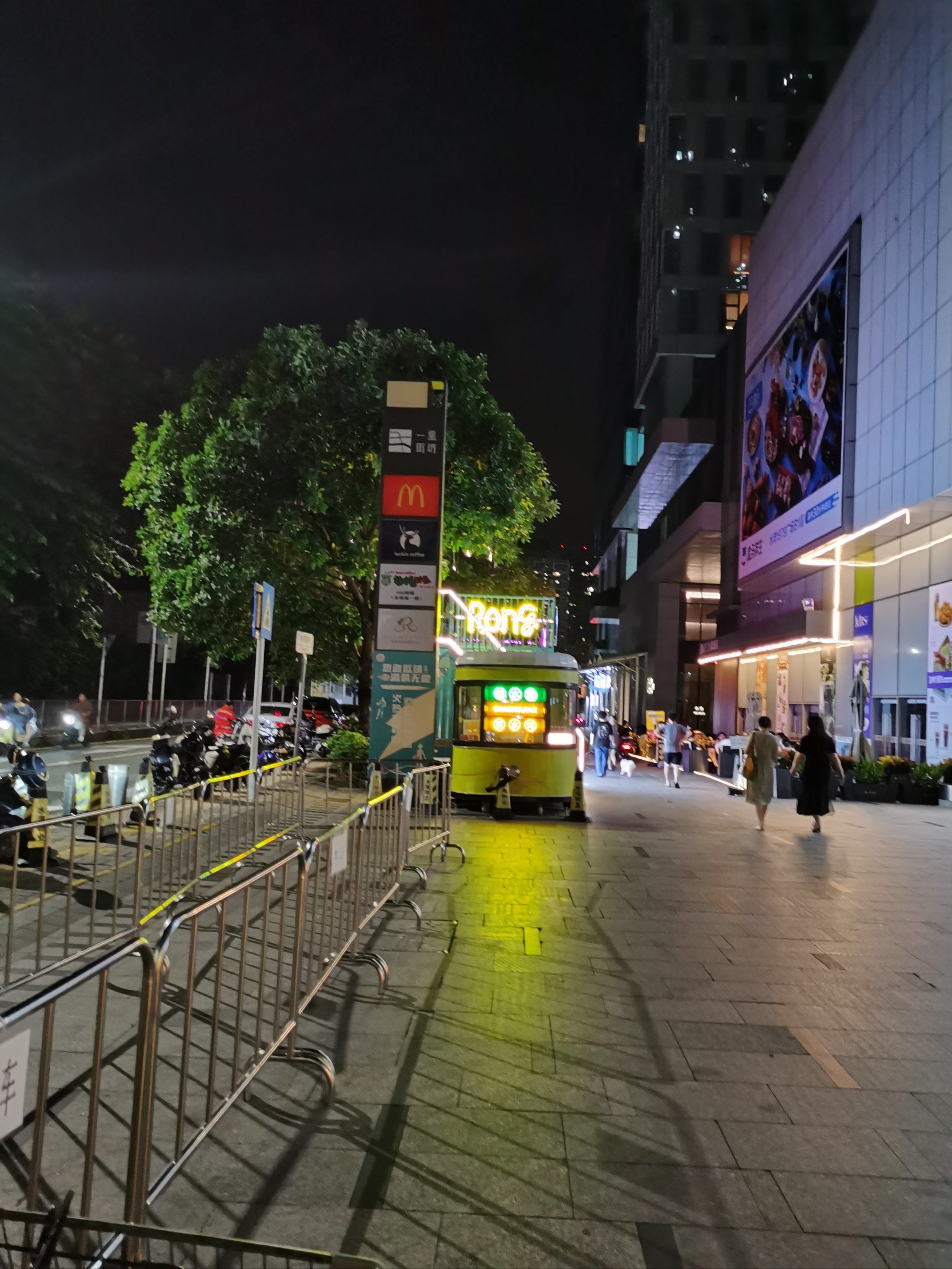 夜晚的繁华街头 荔园烧烤花园推荐