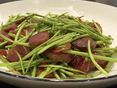 藜蒿炒香肠-湘鄂味土菜馆