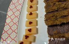 Honeycomb Crispy Beef Shoulder with Hami Melon
