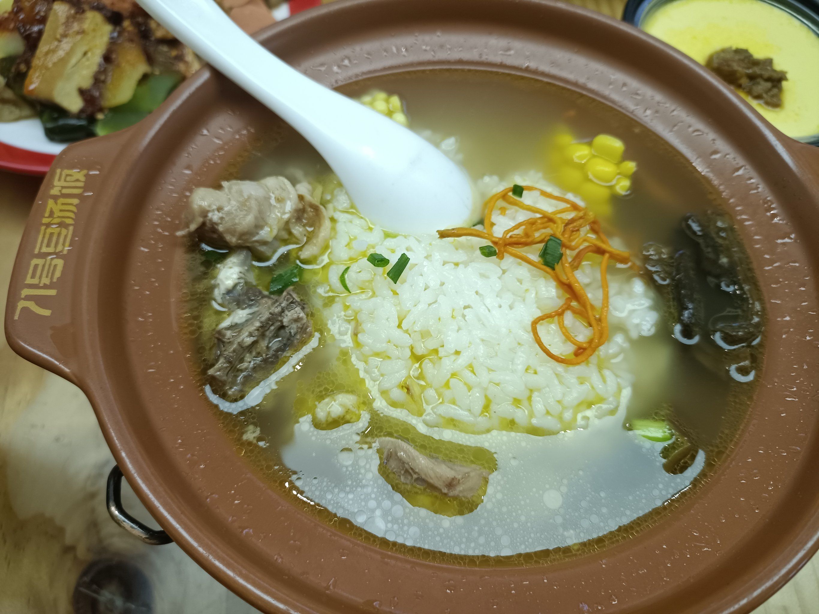 楼,进去还蛮好找的,我们去的时候是饭点,上餐速度很快,鸡汤的味道很浓