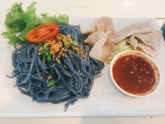 雞肉拌麵-蝶豆花蓝面条