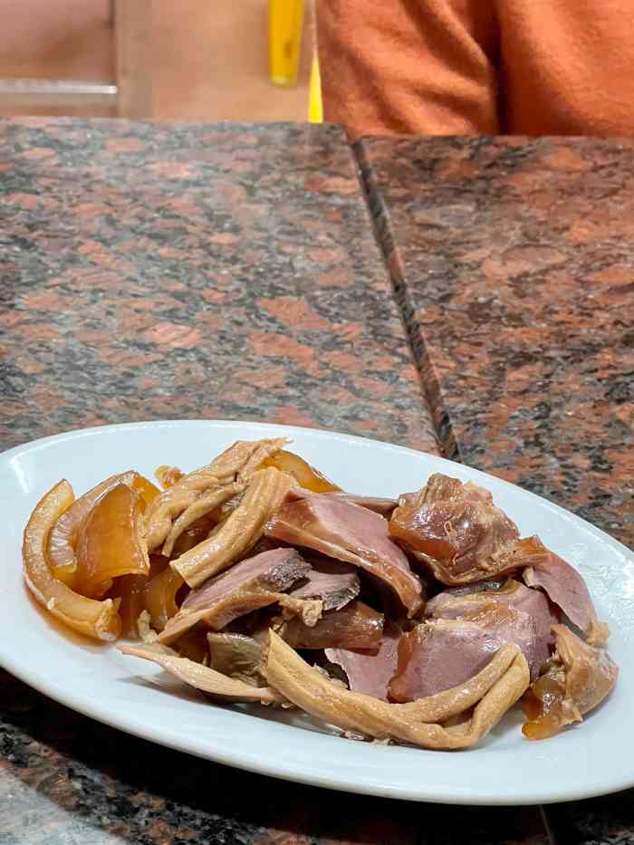 鹅肉粿条饭店-"卤鹅和炒粿条都司空见惯,但铺地锦肉丸汤是.