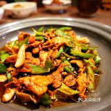 主打一个费米饭店面挺大，饭点过来基本就坐满了