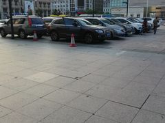 场地-新一百-地面停车场