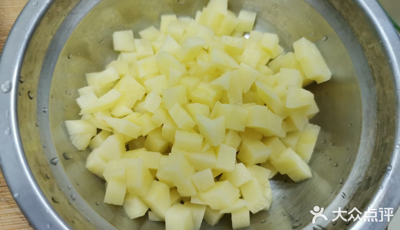 超级营养美味的香肠土豆西芹丁蛋炒饭