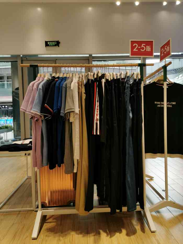 卡帝乐鳄鱼(ipark购物中心店)-"店铺在一楼靠近万达广场方向,看到促销