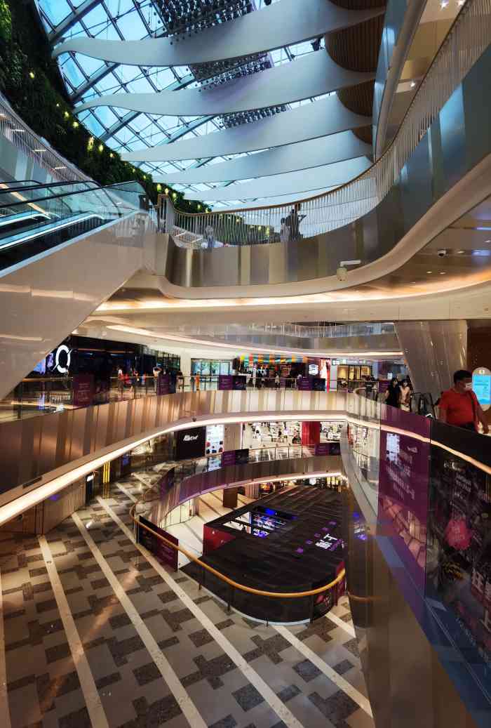 上海白玉兰广场-"新开的商场,人不多,很宽敞明亮.整个商场.