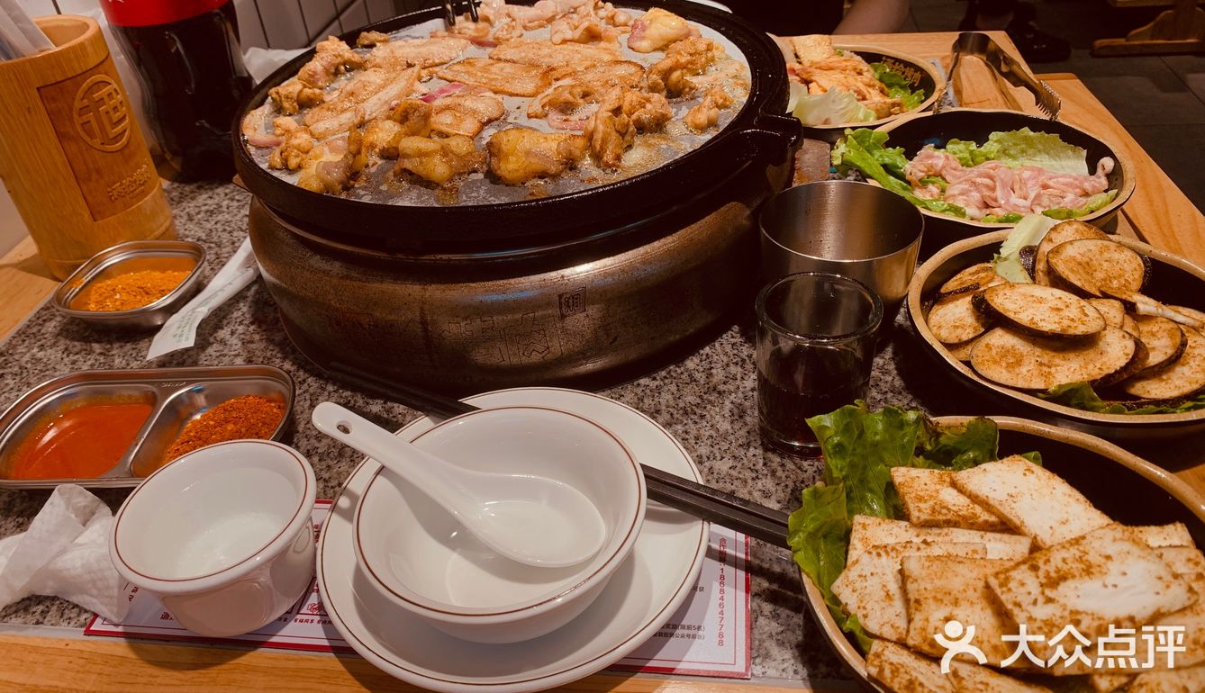 酒拾烤肉 今天冒着大雨，听着雷声，又跑出去吃吃吃了！