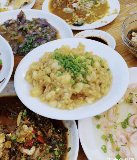 是夫妻俩自己经营的小店,很朴素,很简单,菜都是家常菜,味道偏清淡的