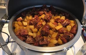 Pork Trotter Stewed with Potatoes