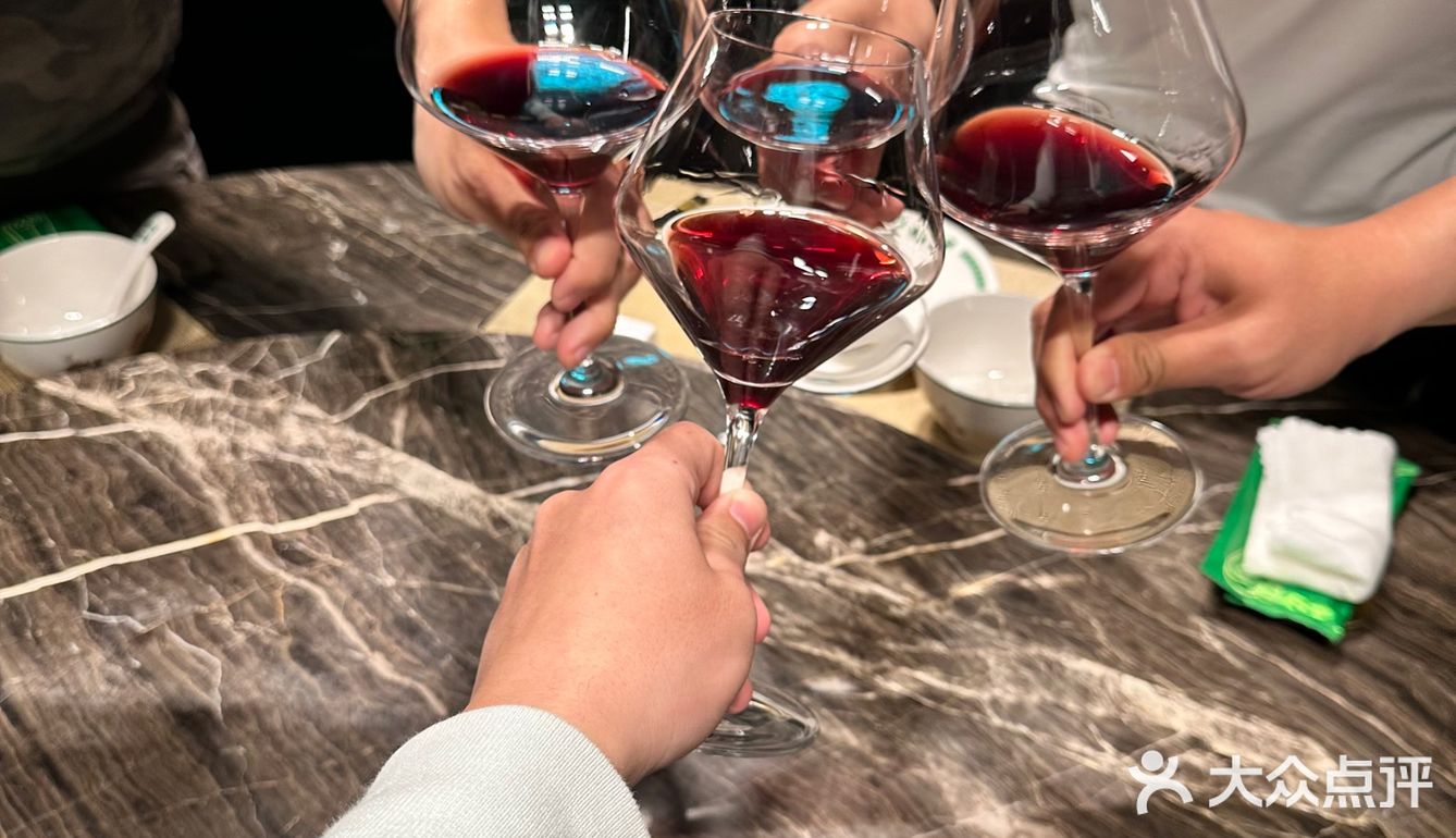 酒逢知己千杯少 喝完这杯还三杯🍻