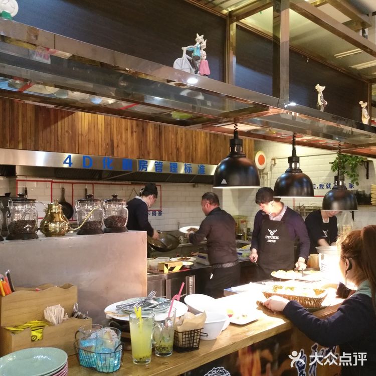 第一次来这家店吃饭，总体还是不错的。有各种牛排