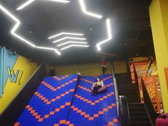 -爱蹦iBOON蹦床运动馆(江汉店)