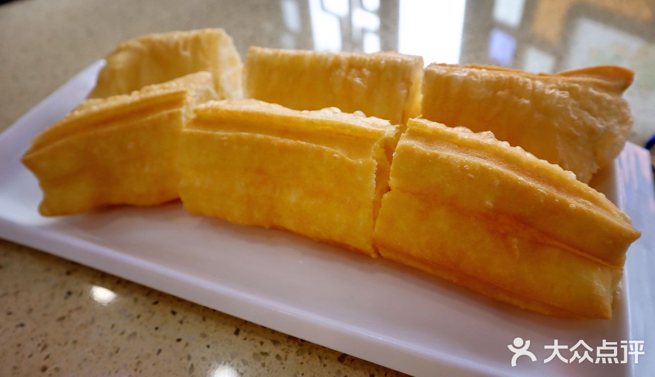 笑吟一壶茶，静看车马穿尘