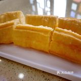 笑吟一壶茶，静看车马穿尘