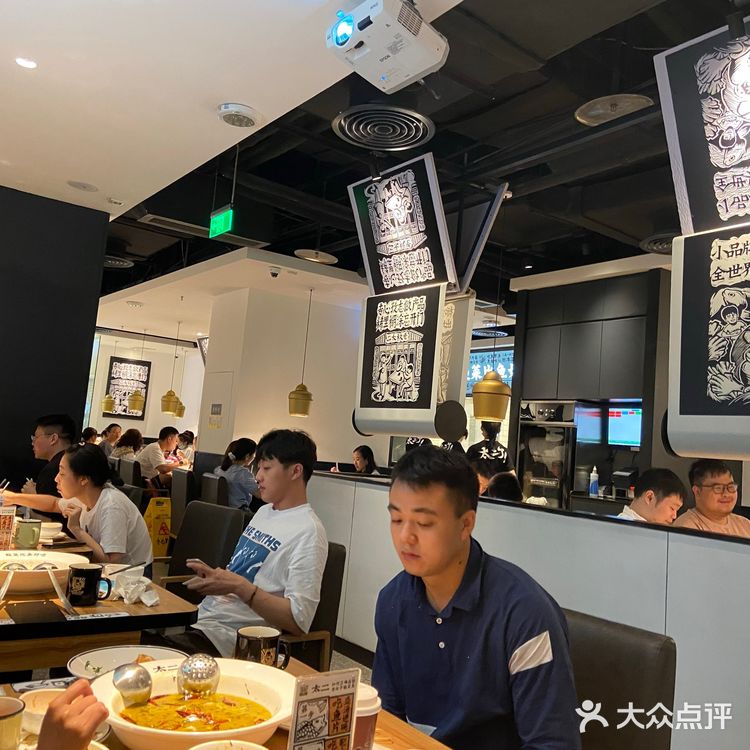环境： 店面不大，但是翻桌倒是挺快