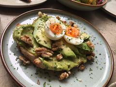 牛油果煮蛋吐司-RAC BAR(安福路店)