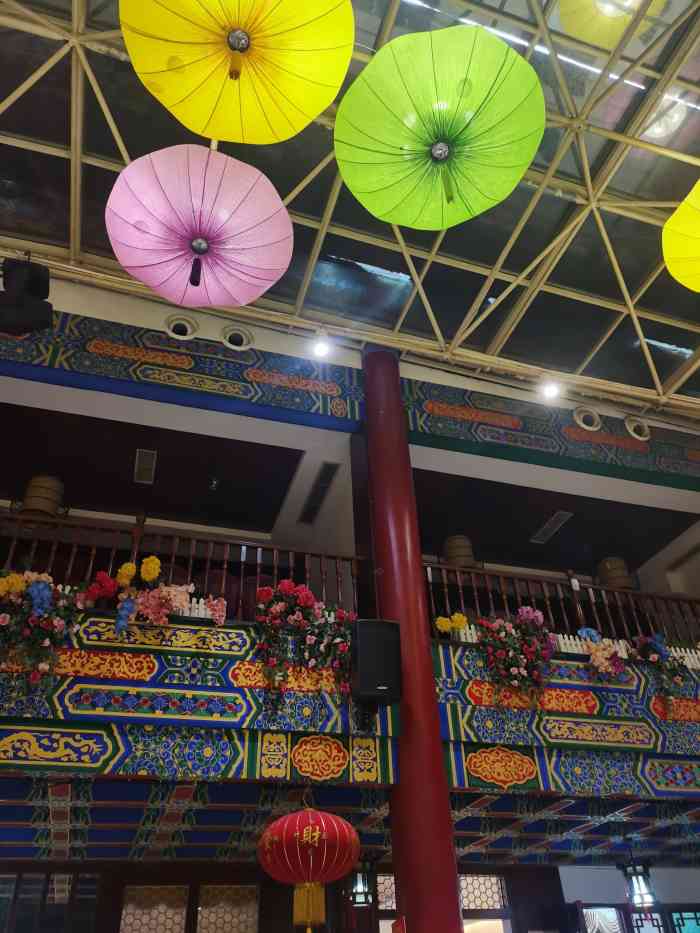 千美印象""长寿宴"就在长寿古镇步行街边上,位置好找,大堂能容纳20桌