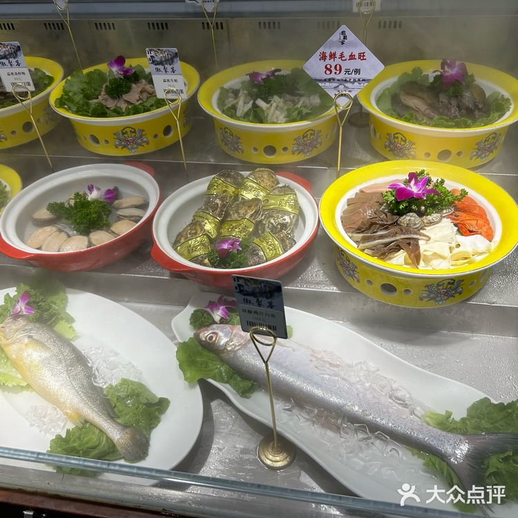 0元玩转这座城高力家居港里面，店面是典型的徽派建筑