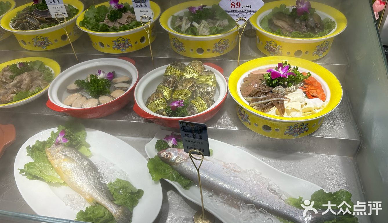 0元玩转这座城高力家居港里面，店面是典型的徽派建筑