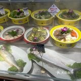 0元玩转这座城高力家居港里面，店面是典型的徽派建筑