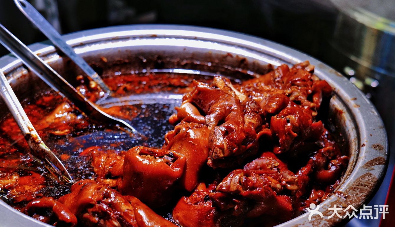 成都必吃榜｜凌晨两点都在排队的蹄花 20年老字号