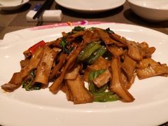 紫苏肉碎炒杏鲍菇-若蘭慈·无国界素食料理(欢乐海岸店)