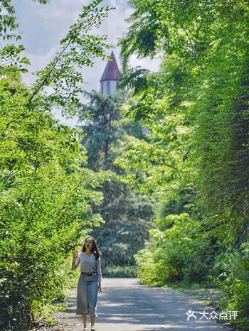 是四川省在重庆的两块飞地。大多数门是关起的进不去!