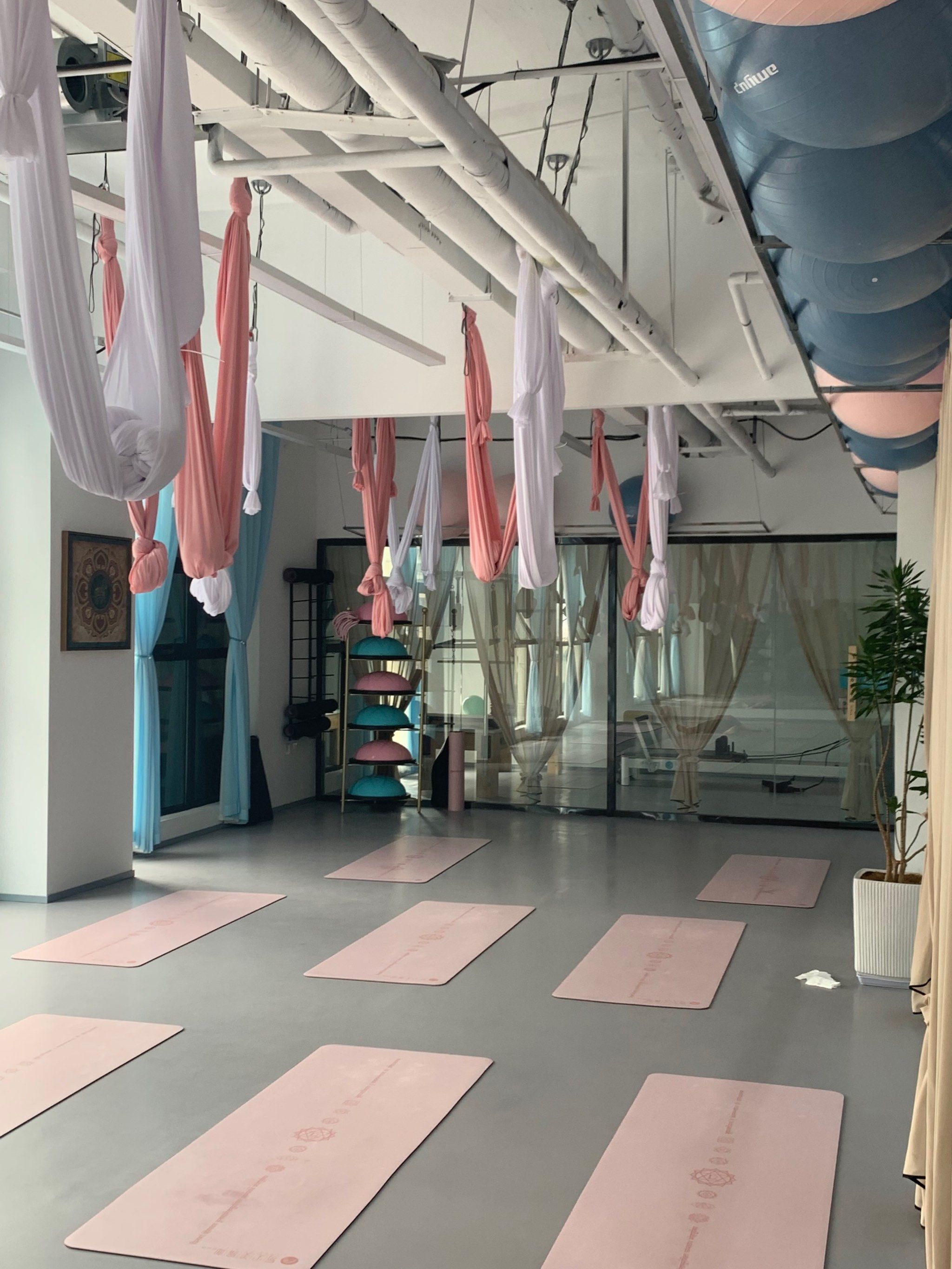 新尝试,挑战空中瑜伽课