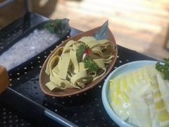-洪氏嗨捞·广东猪肚鸡·椰子鸡火锅(西咸万象城店)