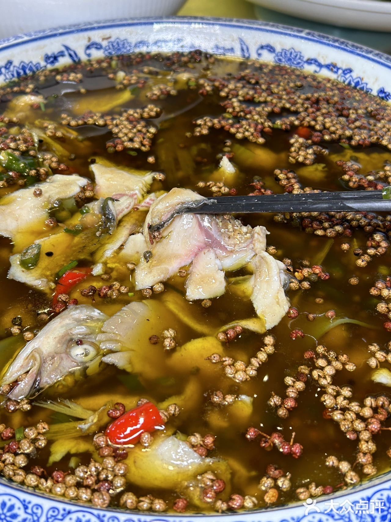 从江湖菜到传统川菜都能找到身影，吃上鲜活美味的菜肴