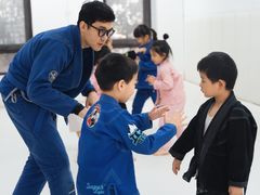 -菠萝格斗巴西柔术训练馆
